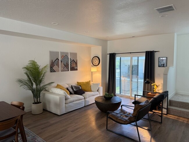 Building Photo - Charming 2BR Townhome in Centerville