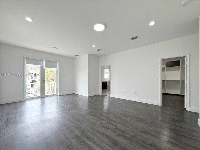 Building Photo - 10423 NW 70th Ln