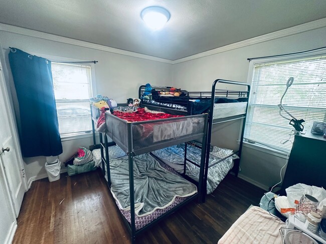 Building Photo - Charming 3 Bedroom Home in Heart if Maplew...