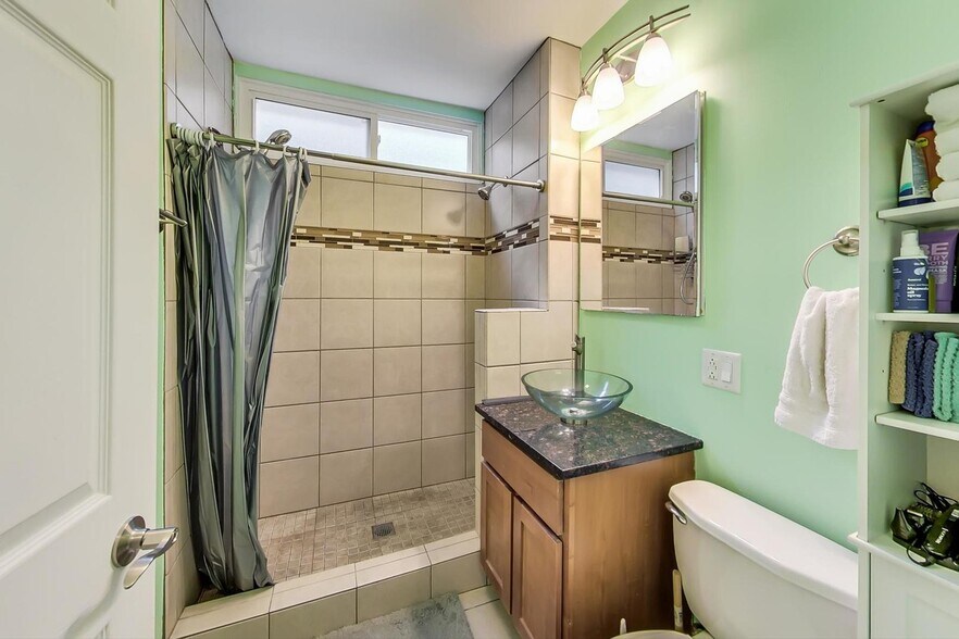 Building Photo - 3618 W Dickens Ave