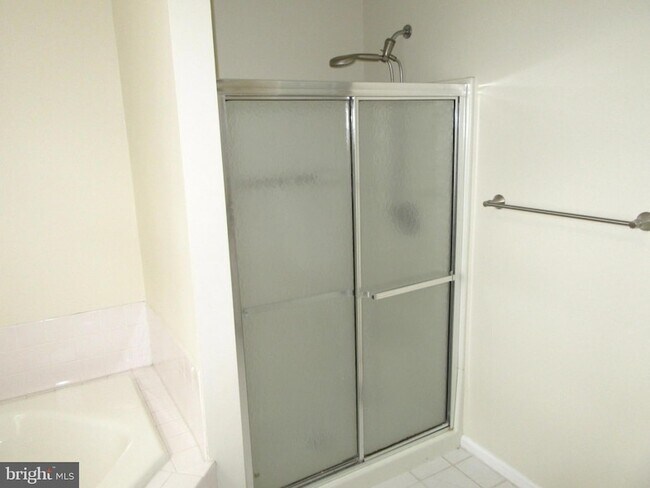 Building Photo - 525 Southampton Ln