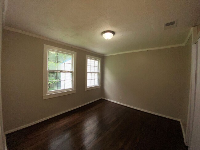 Building Photo - 104/105 7th Ave SE