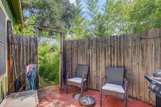 Building Photo - 3317 S Oak Dr