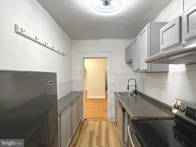 Building Photo - 513 E 19th St