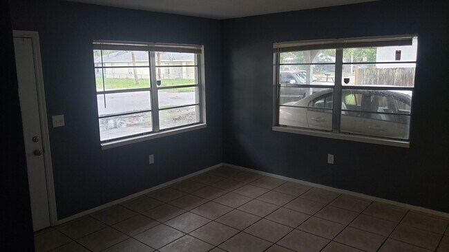 Building Photo - 3 bedroom 1 bath home