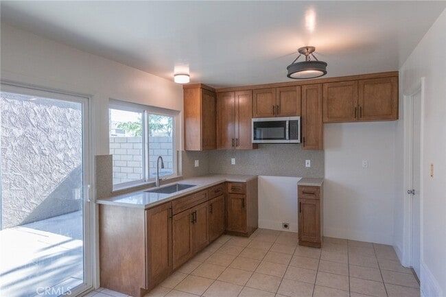Building Photo - 857 Windwood Dr