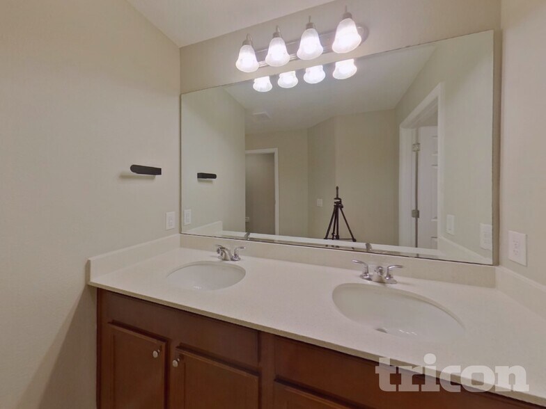 Building Photo - 9716 Kinmore Dr