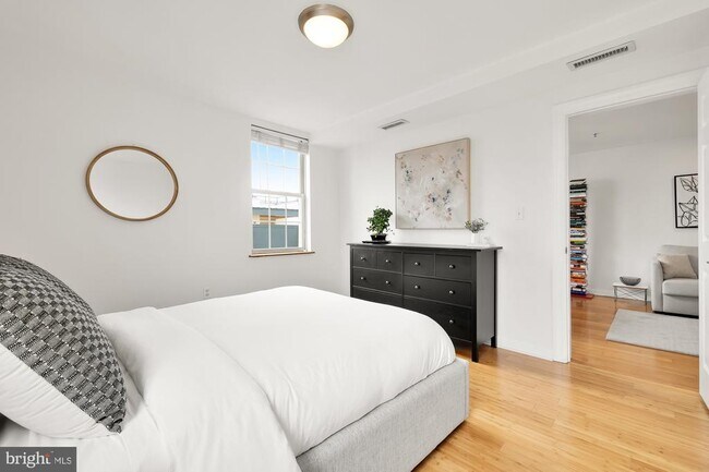 Building Photo - 1417 Newton St NW