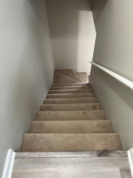 Building Photo - 577 Beaverview Dr