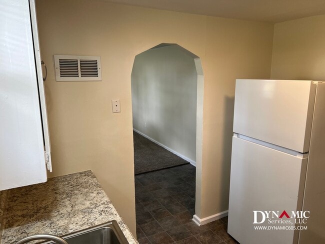 Building Photo - 2425 S Norton Ave