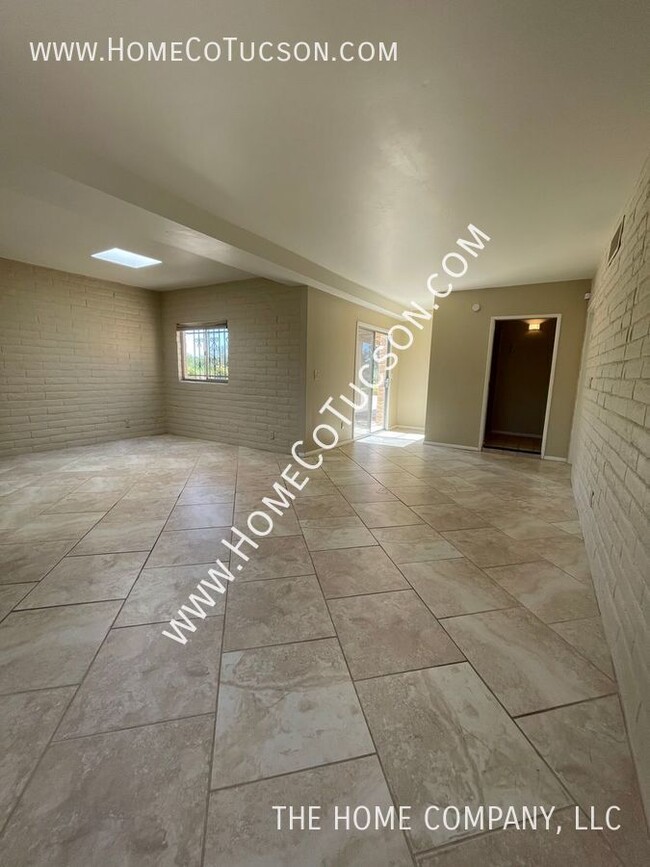 Building Photo - 525 W Orango Pl
