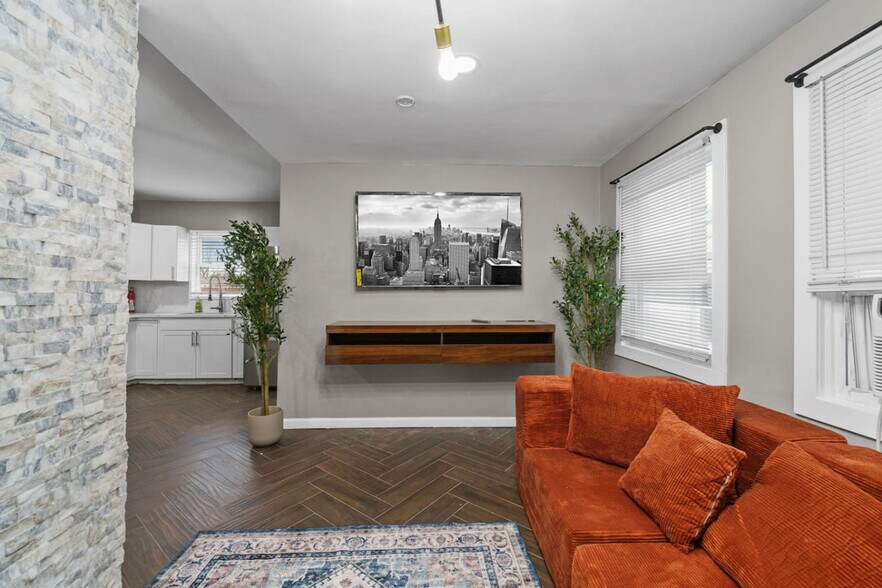 Primary Photo - 529 Ave E