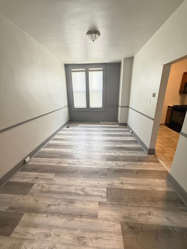 Building Photo - Charming 3-Bedroom Home for Rent with a Yard and Front Porch!