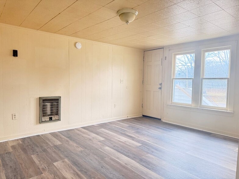 Building Photo - 502 Oak Dr