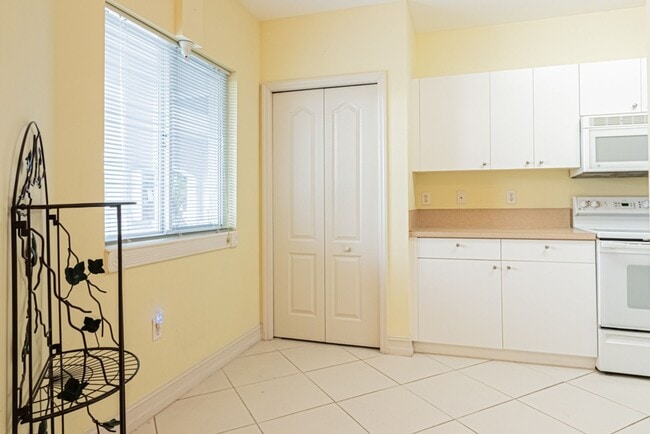 Building Photo - Peaceful Preserve-View Condo in Gated Blue...