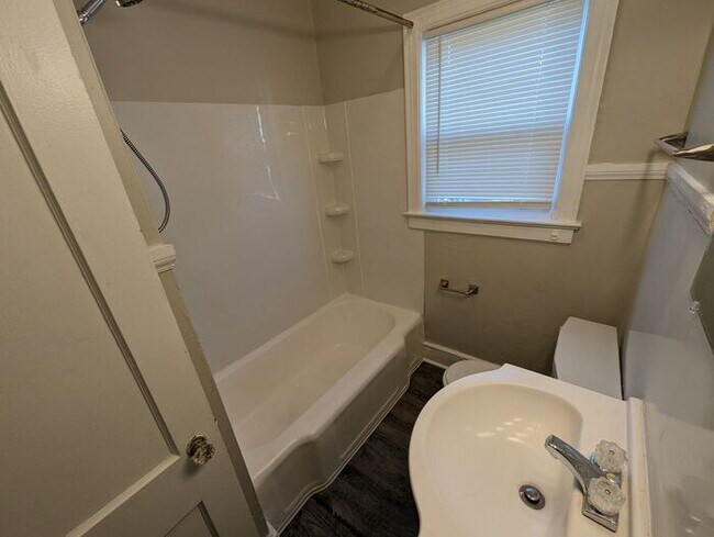 Building Photo - Newly Updated 2 bedroom home Near Downtown...