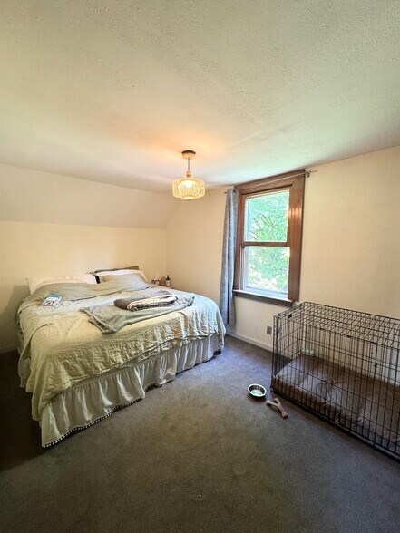 Building Photo - 634 NE 28th Ave