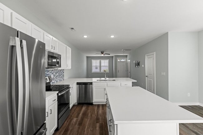 Building Photo - 3 Primary Bedrooms- Townhome - Community Pool/Gym