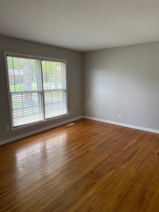 Building Photo - Charming 3-bedroom,1-bath home w/Detached garage for rent in Springfield, Tennessee.
