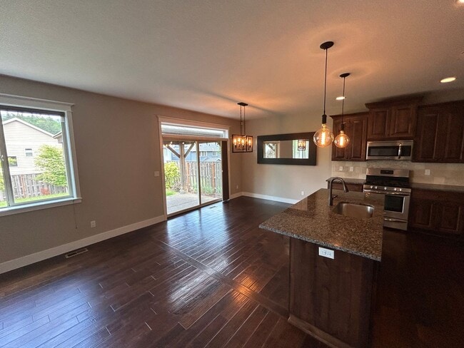 Building Photo - Beautiful 4 Bedroom, 2.5 Bath Home in Newberg- Pet Friendly!