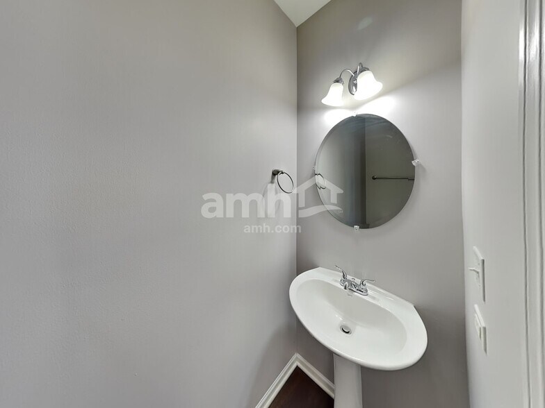 Building Photo - 2036 Stephen St