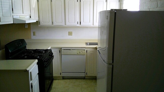 Building Photo - Adorable Single Level Eastside Duplex With Evaporative Air Located In Quiet Neighborhood