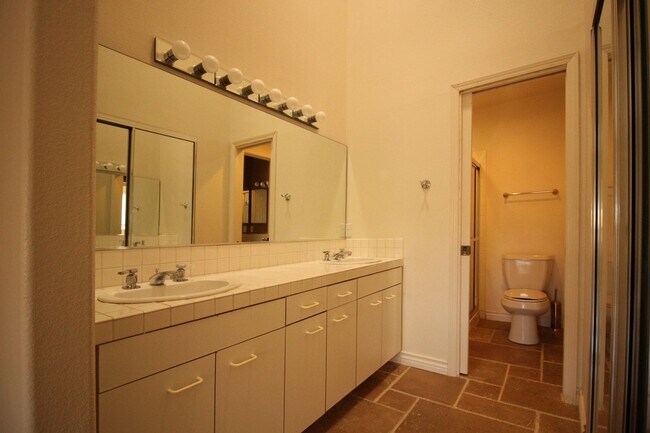 Building Photo - Large Carlsbad Townhouse, 2 Primary Bedroo...