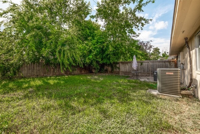 Building Photo - 3906 Quiet Pl Dr