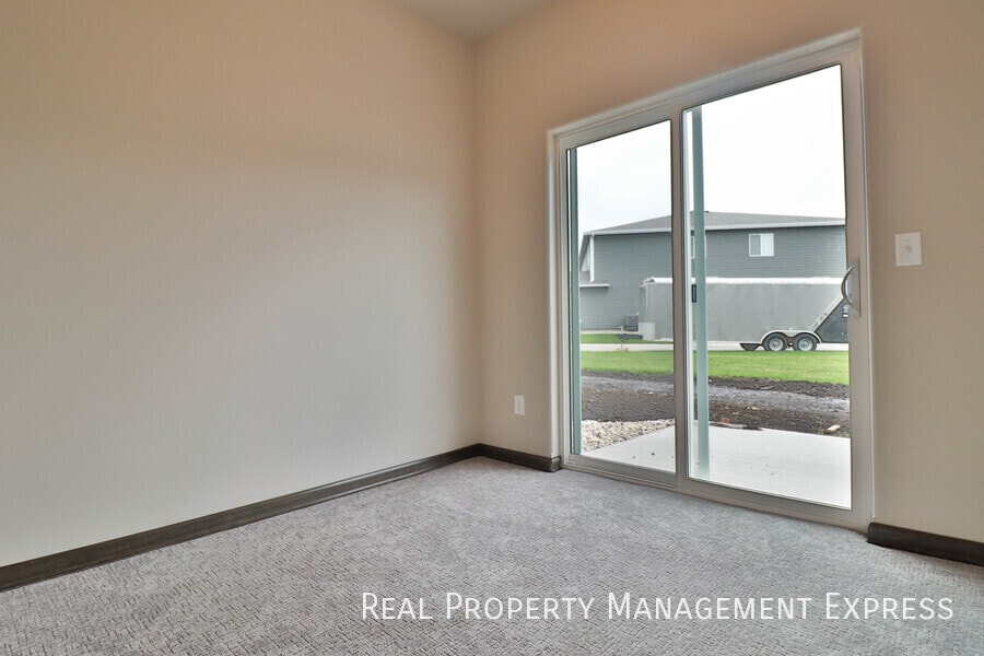 Building Photo - 3 Bedroom Luxury Townhome with 2-Stall Garage