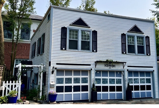 Building Photo - 389 E Deerpath Rd