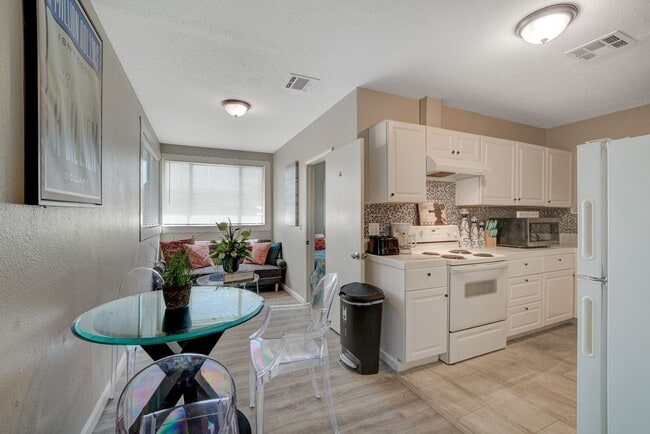 Building Photo - Cozy 2-Bedroom Unit in Prime Las Vegas Loc...