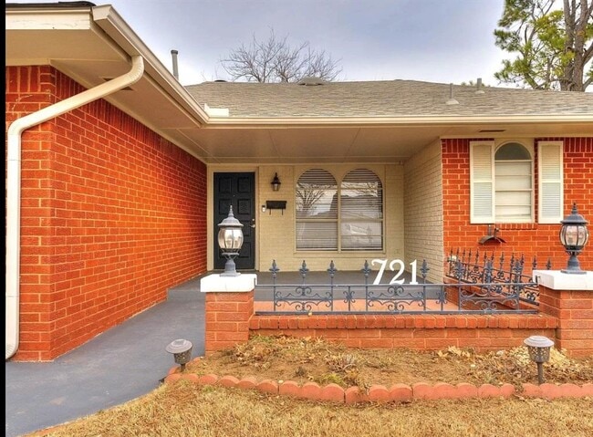 Building Photo - 721 Claremont Dr