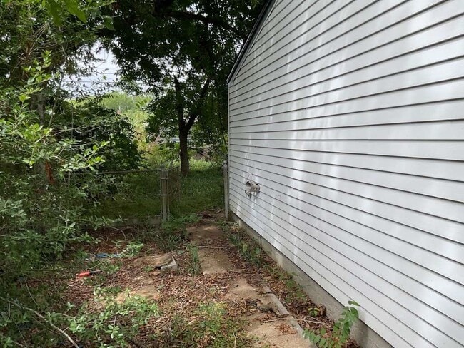 Building Photo - 1910 Little St