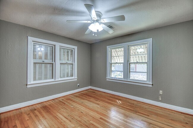 Building Photo - Charming Campus Home!