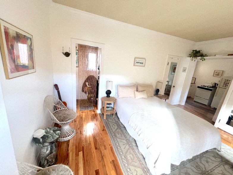 Building Photo - 2264 1/4 Beachwood Dr