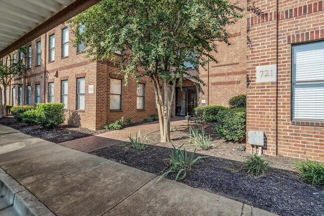 Building Photo - 721 Litty Ct