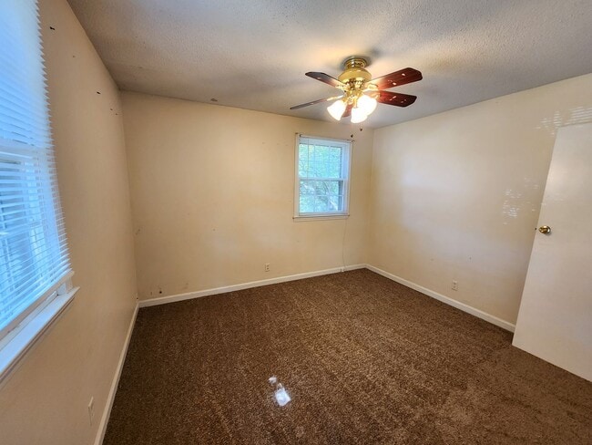 Building Photo - 3 bed 1 bath unit in duplex