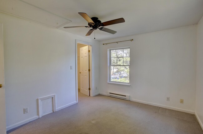 Building Photo - 10 Glenridge Dr