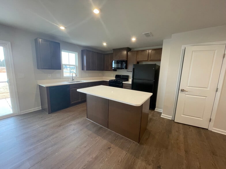 Building Photo - 1152 Robins Nest Dr