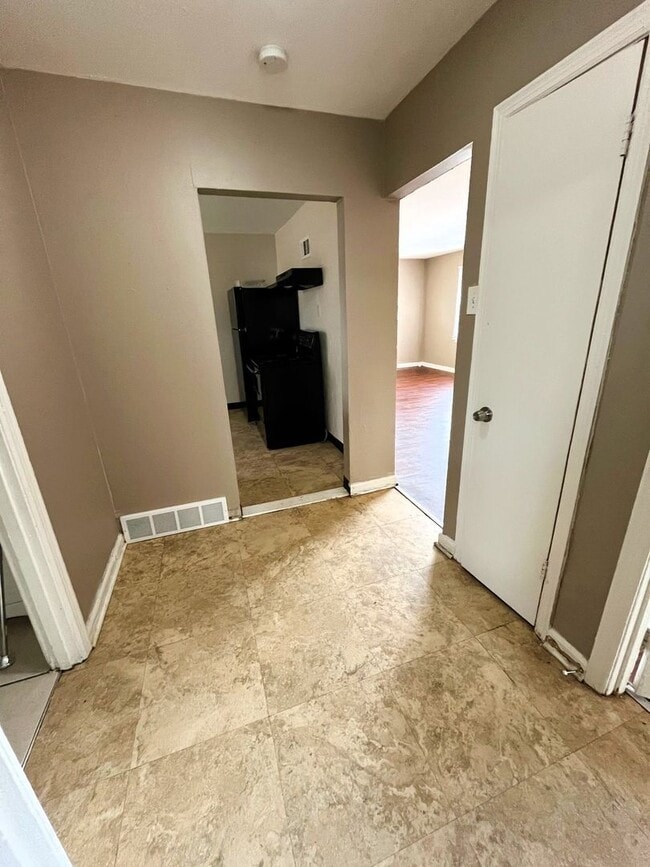 Building Photo - Spacious 2 bedroom home for Rent