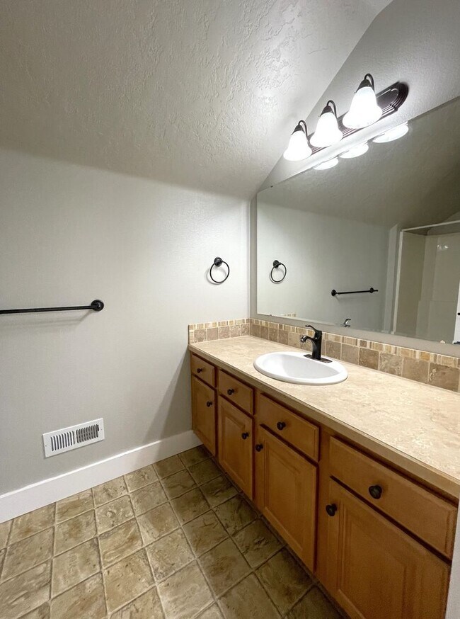 Building Photo - Gorgeous 4 bed 3 bath home in Meridian, ju...