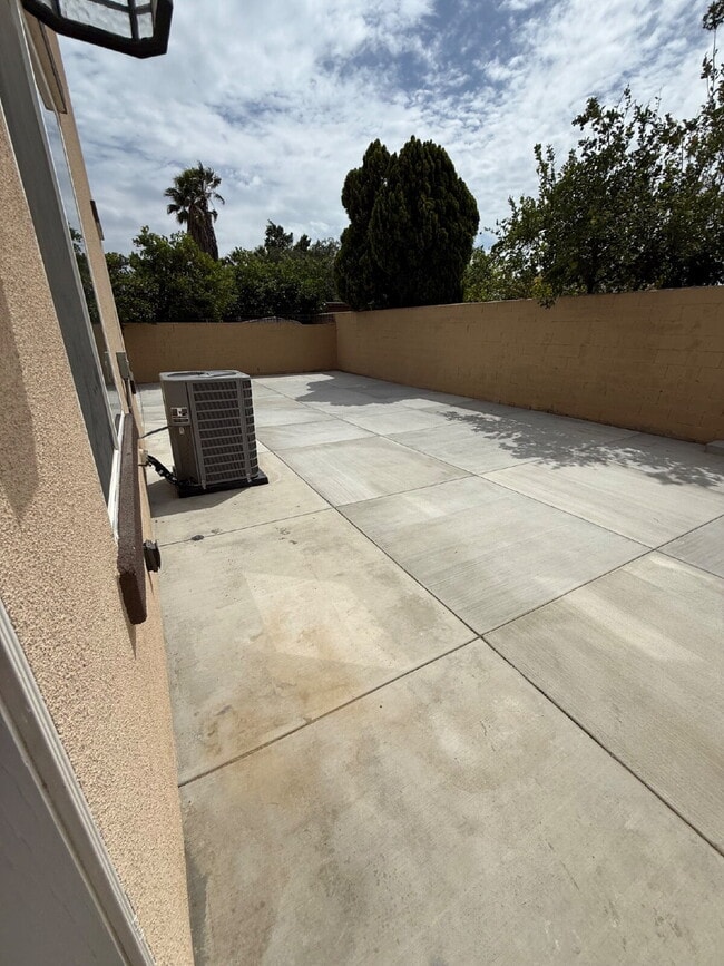 Building Photo - New Gas Range & Refrigerator.  Spacious rooms, private yard and RV parking.  Must see - Won't las...