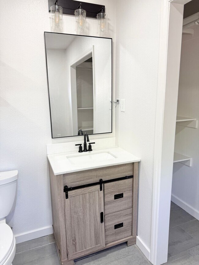 Building Photo - Fantastic 3 Bedroom/2 Bath Single Level Ho...