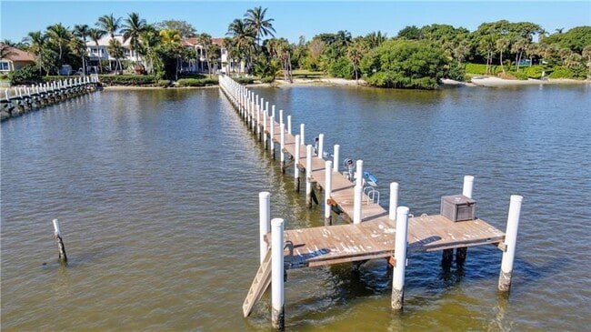 Building Photo - 1320 S Lakeside Dr