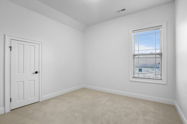 Building Photo - 611 Band Dr