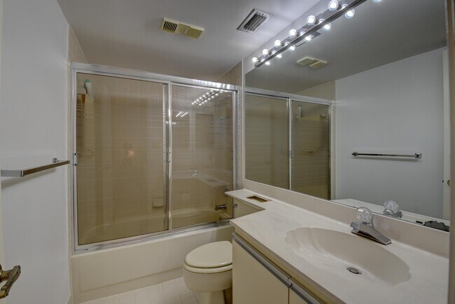 Building Photo - 7194 Promenade Dr
