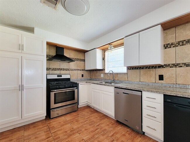 Building Photo - 409 S Travis