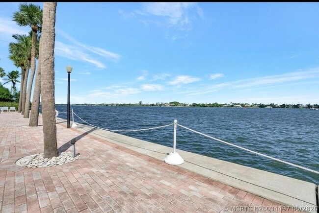 Building Photo - 2600 N Flagler Dr