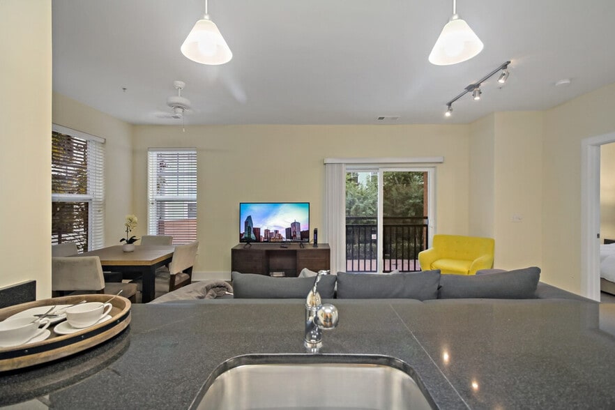 Building Photo - 615 S Columbus St