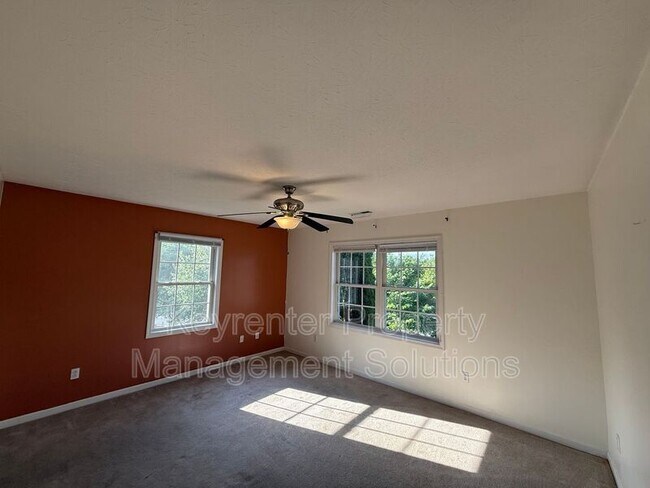 Building Photo - 104 Buckingham Pl